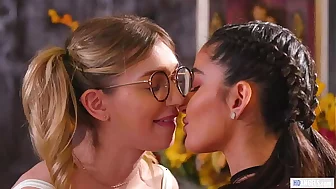 y. Lesbian Ex Friends Confess Feelings - Emily Willis, Mackenzie Moss