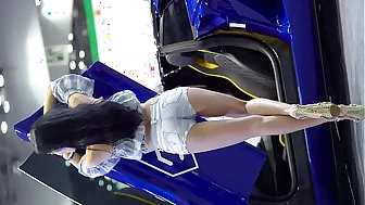 公众号【喵污】性感可爱一体的韩国车模，超短牛仔